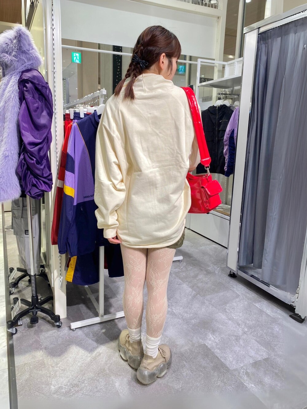 「秋っぽコーデ更新中、休日スタイル、秋服コーデ、大人コーデ、y2k、カジュアル、ハイネック、ハイネックトップス、大人かわいい、レースタイツ、カーゴスカート、ストリート」｜「ANNA SUI NYCのANNA SUI NYC シャカ2ビッグポケットショートスカート（スカート、グリーン系）」を使った、ANNA SUI NYC STAFFさん（レディース・160cm）の秋コーディネートの3枚目の写真
