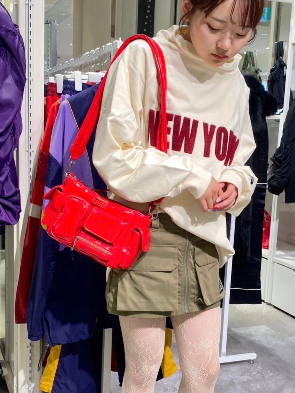 「秋っぽコーデ更新中、休日スタイル、秋服コーデ、大人コーデ、y2k、カジュアル、ハイネック、ハイネックトップス、大人かわいい、レースタイツ、カーゴスカート、ストリート」｜「ANNA SUI NYCのANNA SUI NYC シャカ2ビッグポケットショートスカート（スカート、グリーン系）」を使った、ANNA SUI NYC STAFFさん（レディース・160cm）の秋コーディネートの2枚目の写真