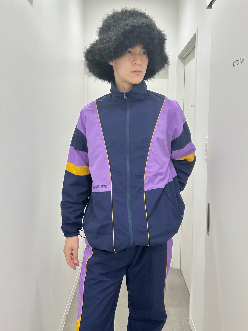 ブルー系のその他パンツ、ブルー系のナイロンジャケット、ブラック系のハットを着用したメンズの秋コーディネートの2枚目の写真