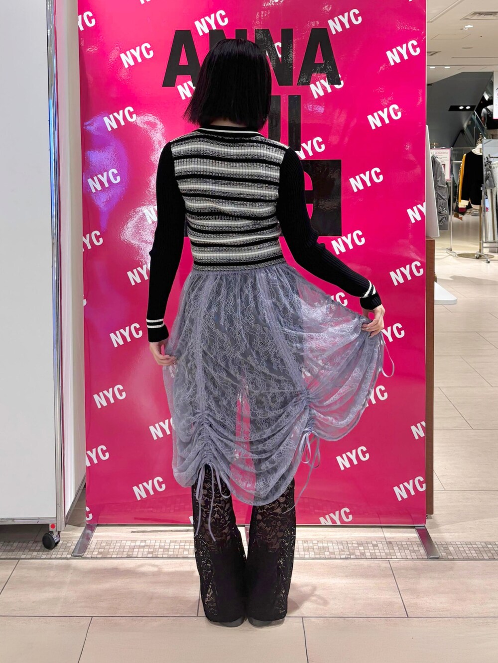 ブラック系のその他パンツ、パープル系のスカート、ブラック系のカーディガン/ボレロを着用したレディースの秋コーディネートの2枚目の写真