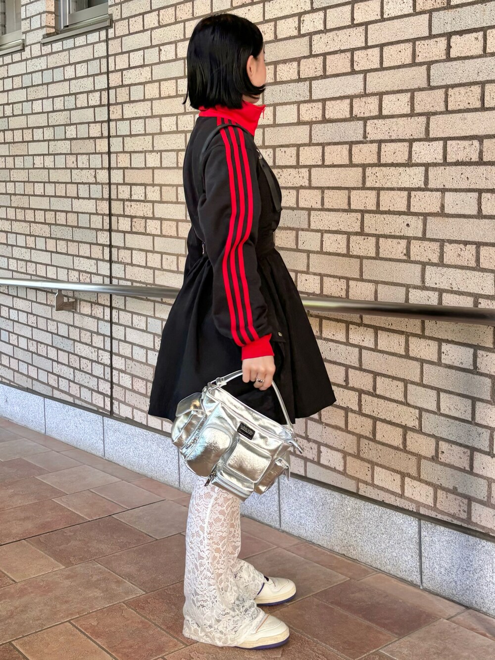 「スポーツミックス、古着MIX、トラックジャケット、レースパンツ、スニーカーコーデ、シンプルコーデ、カジュアルコーデ、カジュアルガーリー、低身長コーデ、オトナカジュアル、初夏コーデ、ワッシャー、レイヤードスタイル」｜「ANNA SUI NYCのANNA SUI NYC マルチポケットチビバッグ（ショルダーバッグ、シルバー系）」を使った、ANNA SUI NYC STAFFさん（レディース・155cm）の春コーディネートの2枚目の写真
