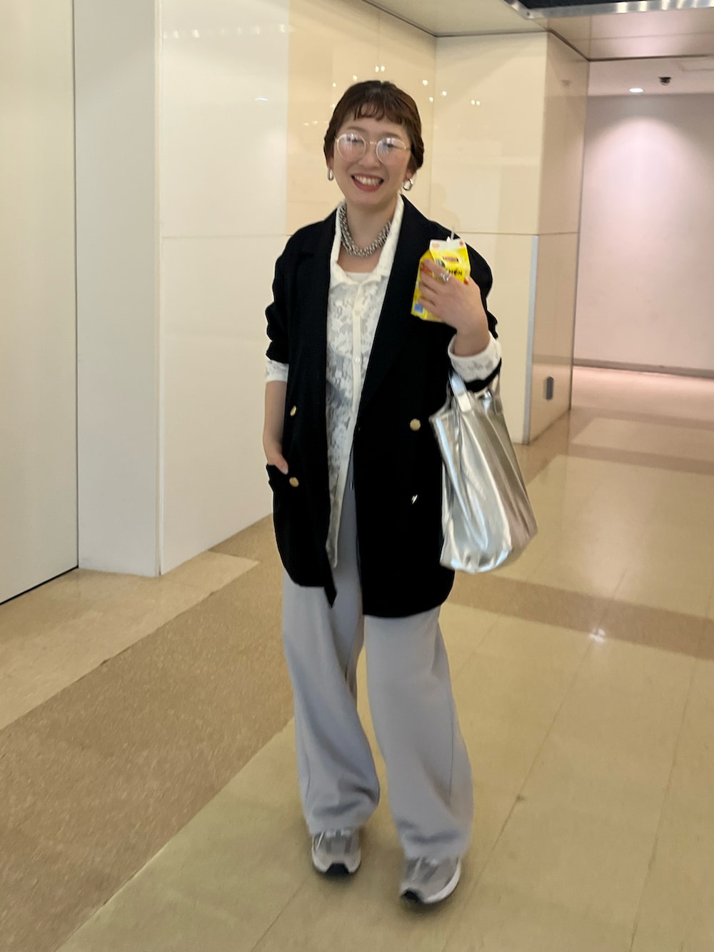 ブラック系のテーラードジャケット、グレー系のスウェットパンツ、グレー系のスニーカーを着用したレディースの春コーディネートの3枚目の写真