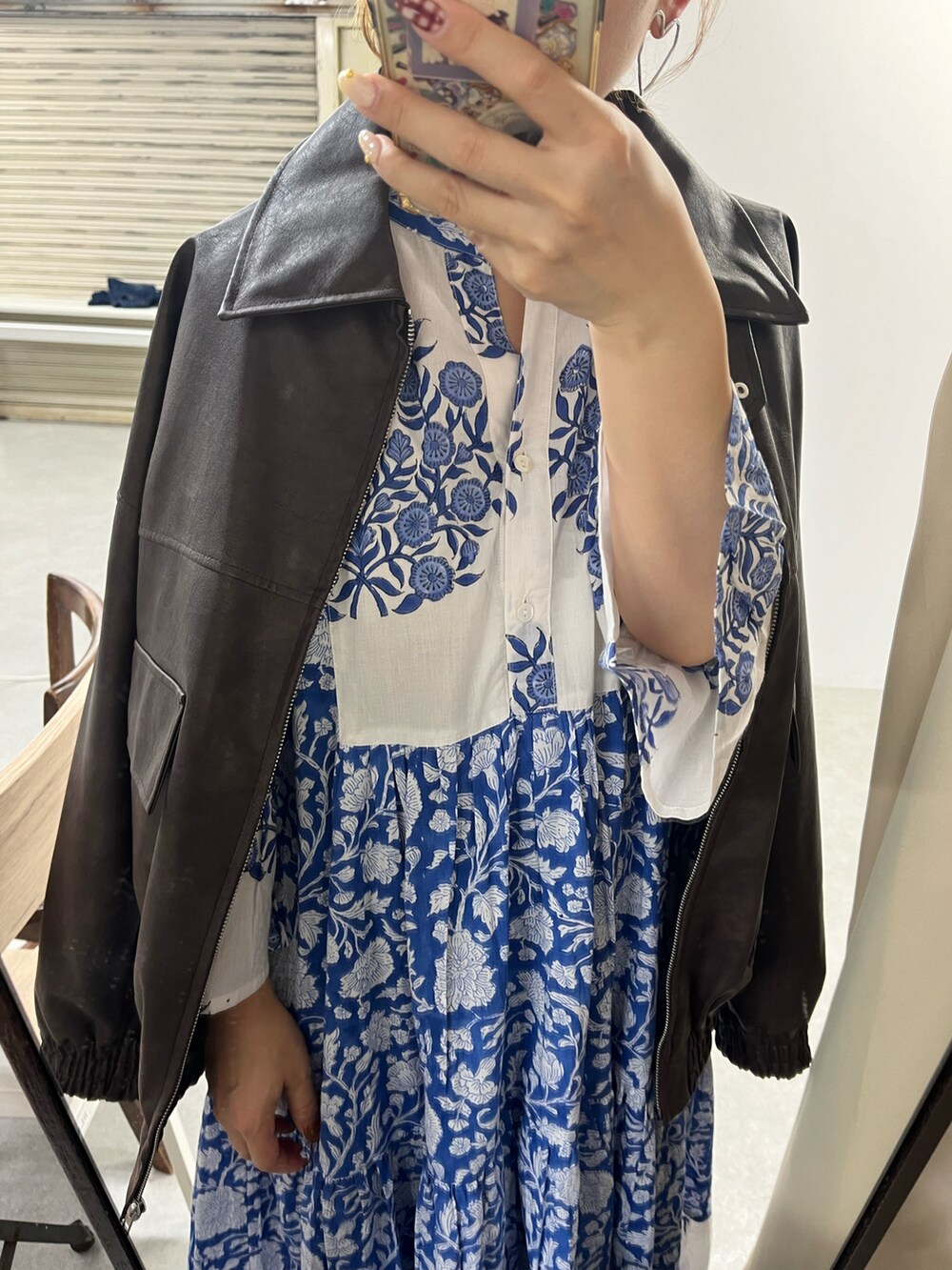 ブラック系のワンピース、ブラウン系のライダースジャケットを着用したレディースの冬コーディネートの2枚目の写真