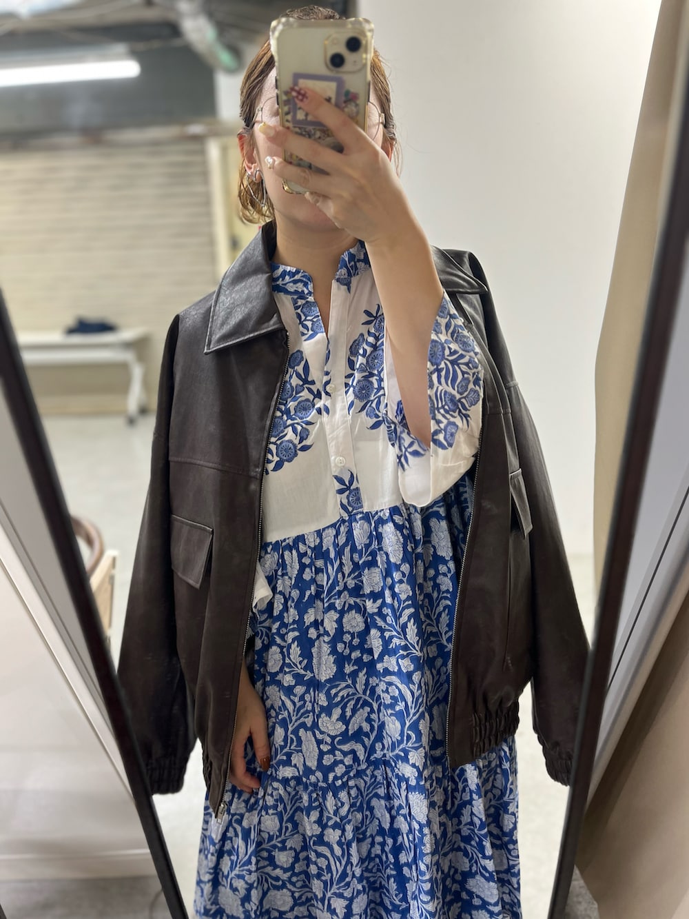 ブラック系のワンピース、ブラウン系のライダースジャケットを着用したレディースの冬コーディネートの4枚目の写真