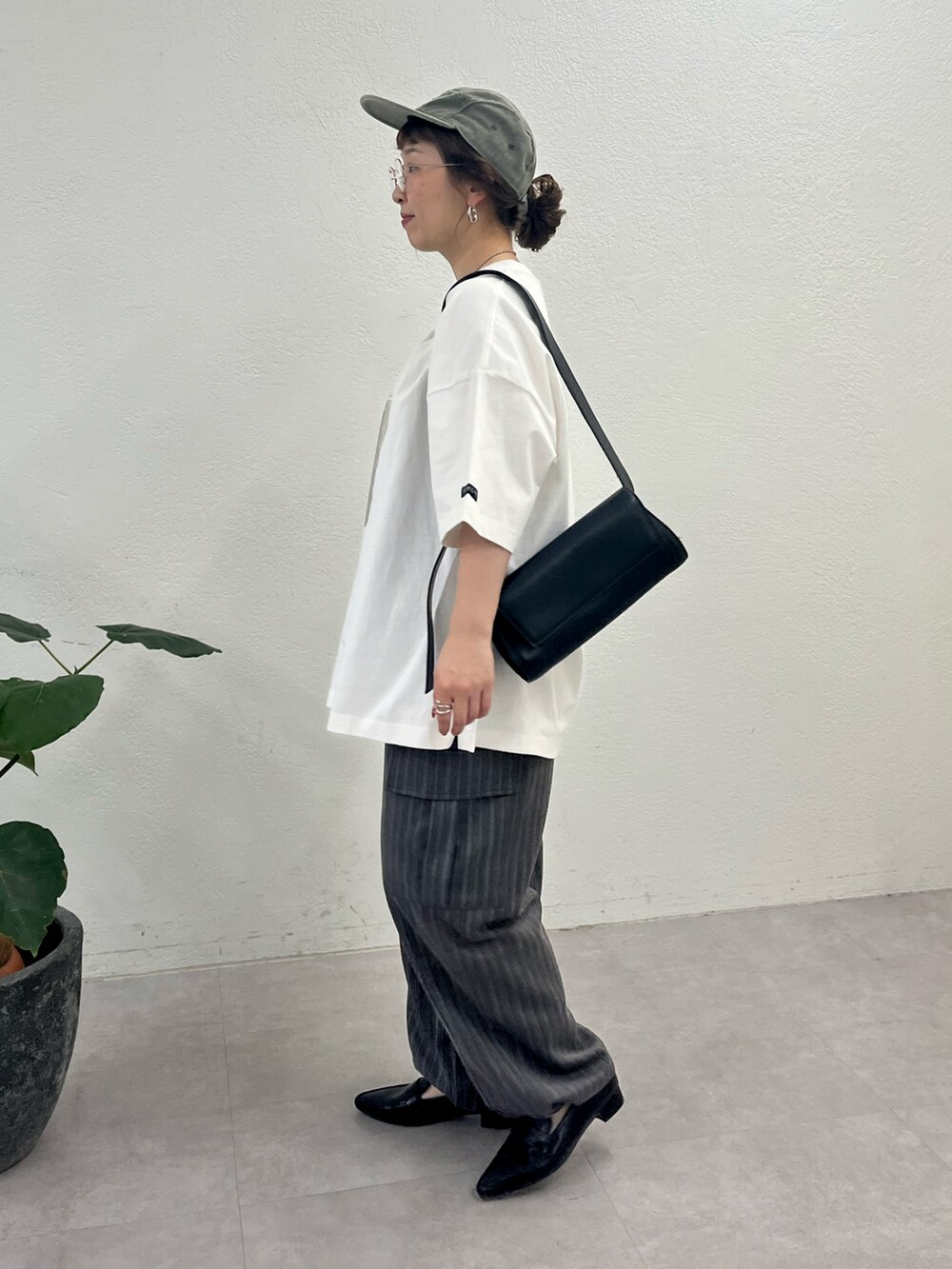 ホワイト系のTシャツ/カットソー、ブラック系のカーゴパンツを着用したレディースの春コーディネートの3枚目の写真