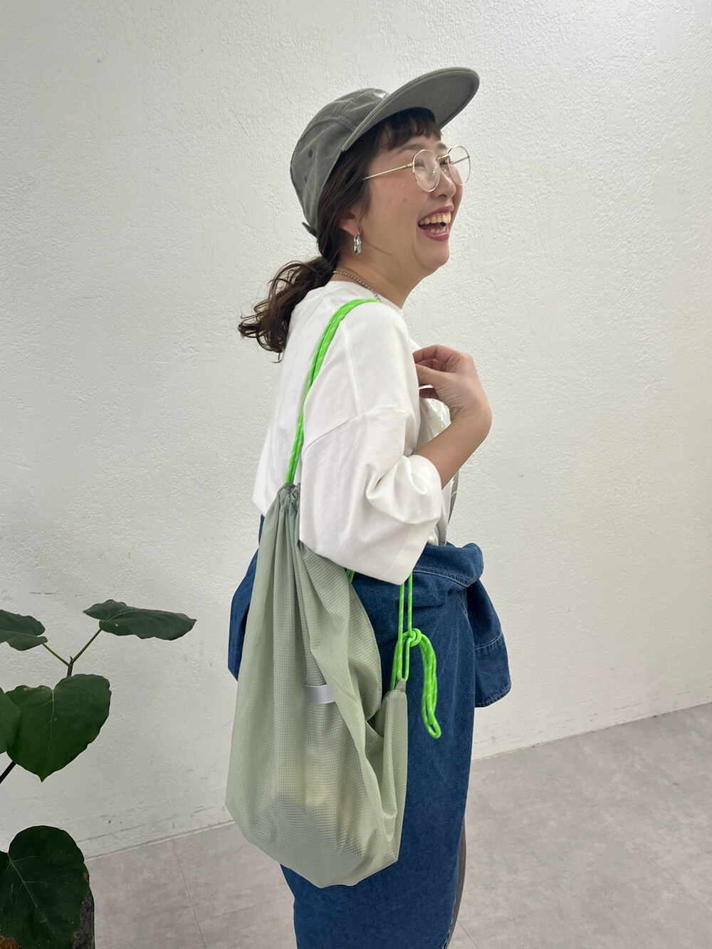 ホワイト系のTシャツ/カットソー、ブラック系のカーゴパンツを着用したレディースの春コーディネートの5枚目の写真