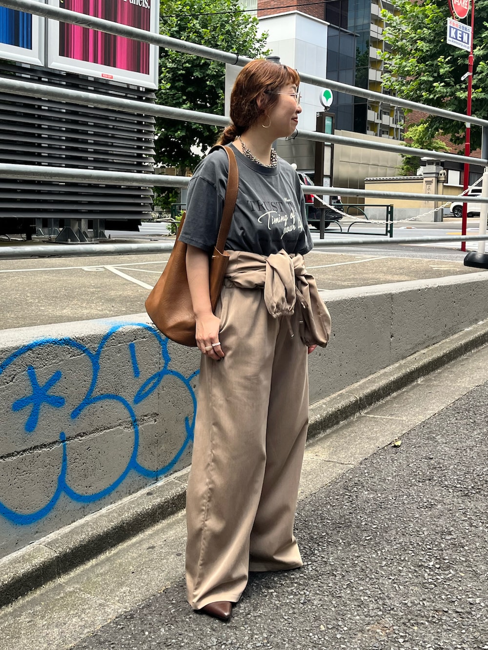 グレー系のTシャツ/カットソー、ベージュ系のワンピース、イエロー系のショルダーバッグを着用したレディースの夏コーディネートの2枚目の写真