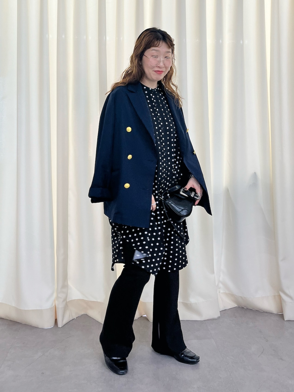 その他のシャツ/ブラウス、ブラック系のその他パンツを着用したレディースの春コーディネートの3枚目の写真