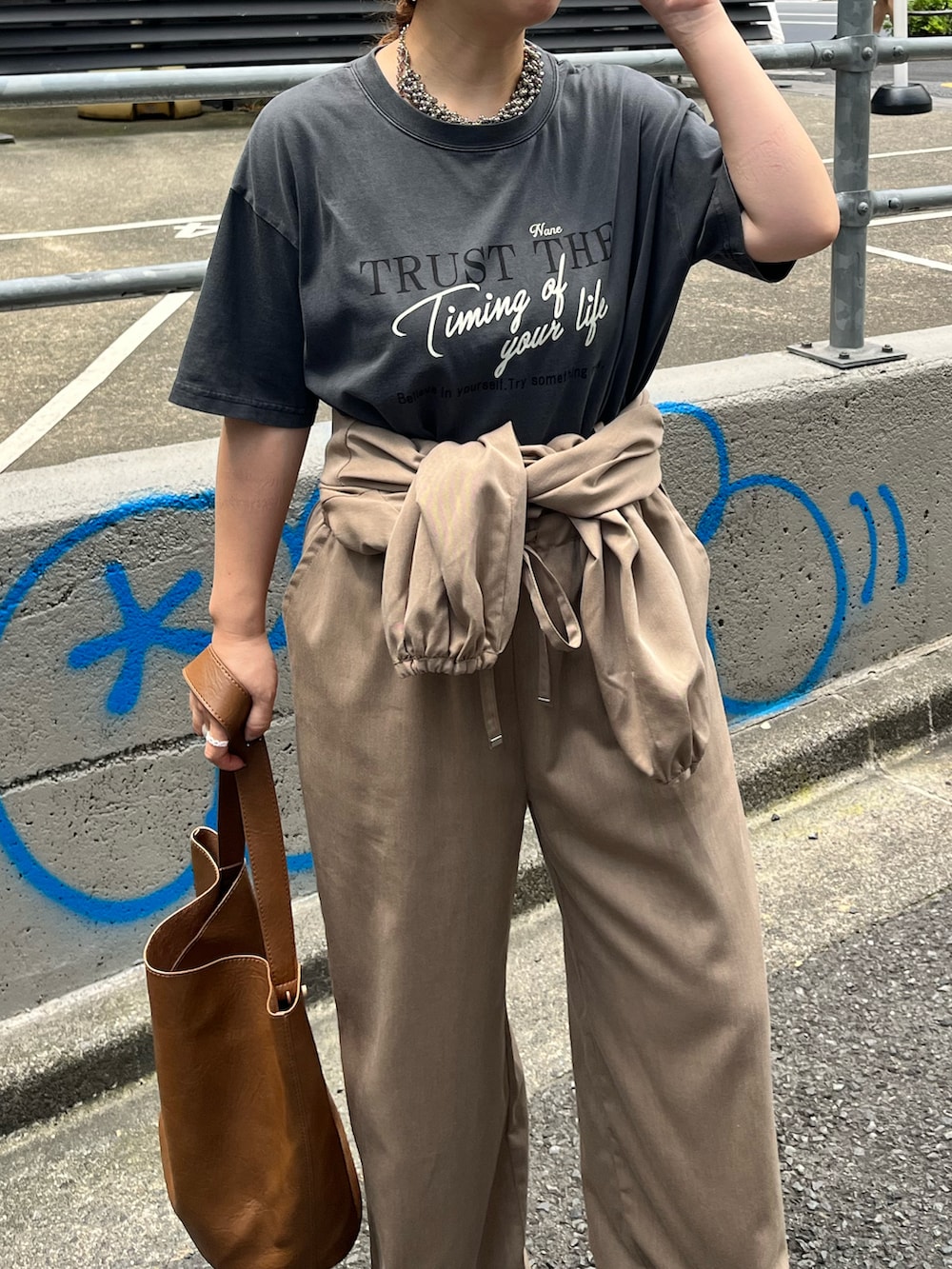 グレー系のTシャツ/カットソー、ベージュ系のワンピース、イエロー系のショルダーバッグを着用したレディースの夏コーディネートの5枚目の写真