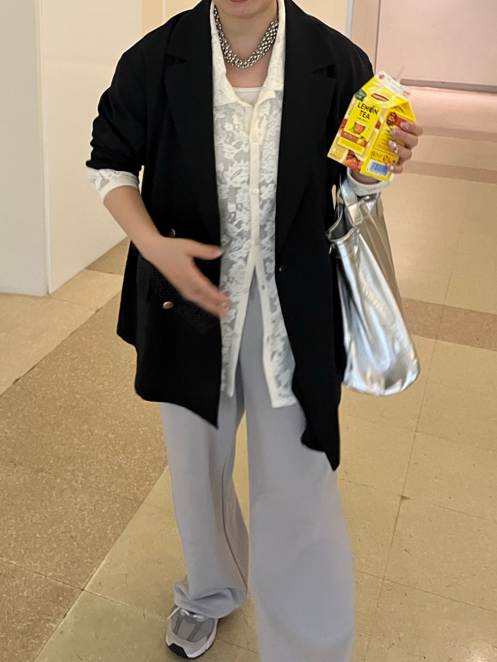 ブラック系のテーラードジャケット、グレー系のスウェットパンツ、グレー系のスニーカーを着用したレディースの春コーディネートの5枚目の写真