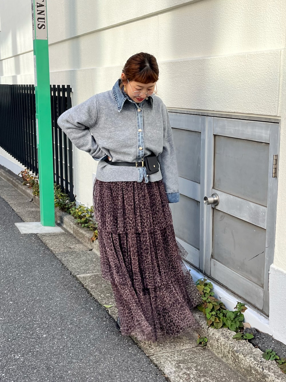 グレー系のカーディガン/ボレロを着用したレディースの秋コーディネートの5枚目の写真