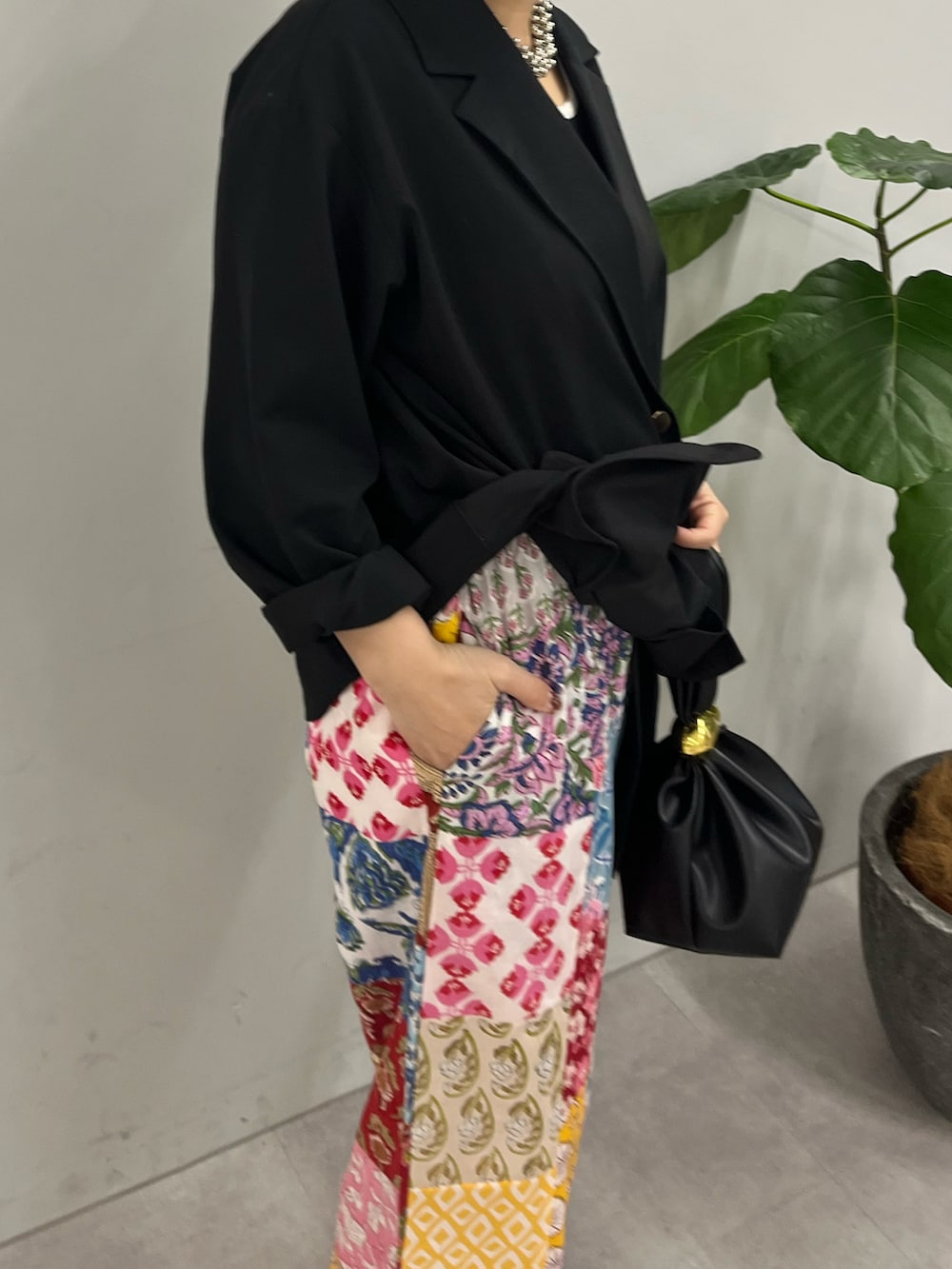 ブラック系のテーラードジャケットを着用したレディースの春コーディネートの3枚目の写真