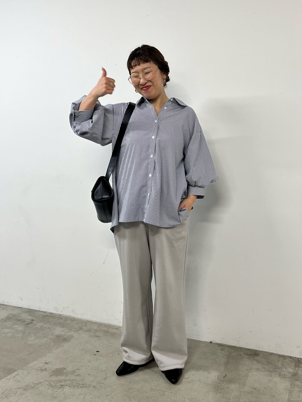その他のシャツ/ブラウス、グレー系のスウェットパンツを着用したレディースの春コーディネートの4枚目の写真