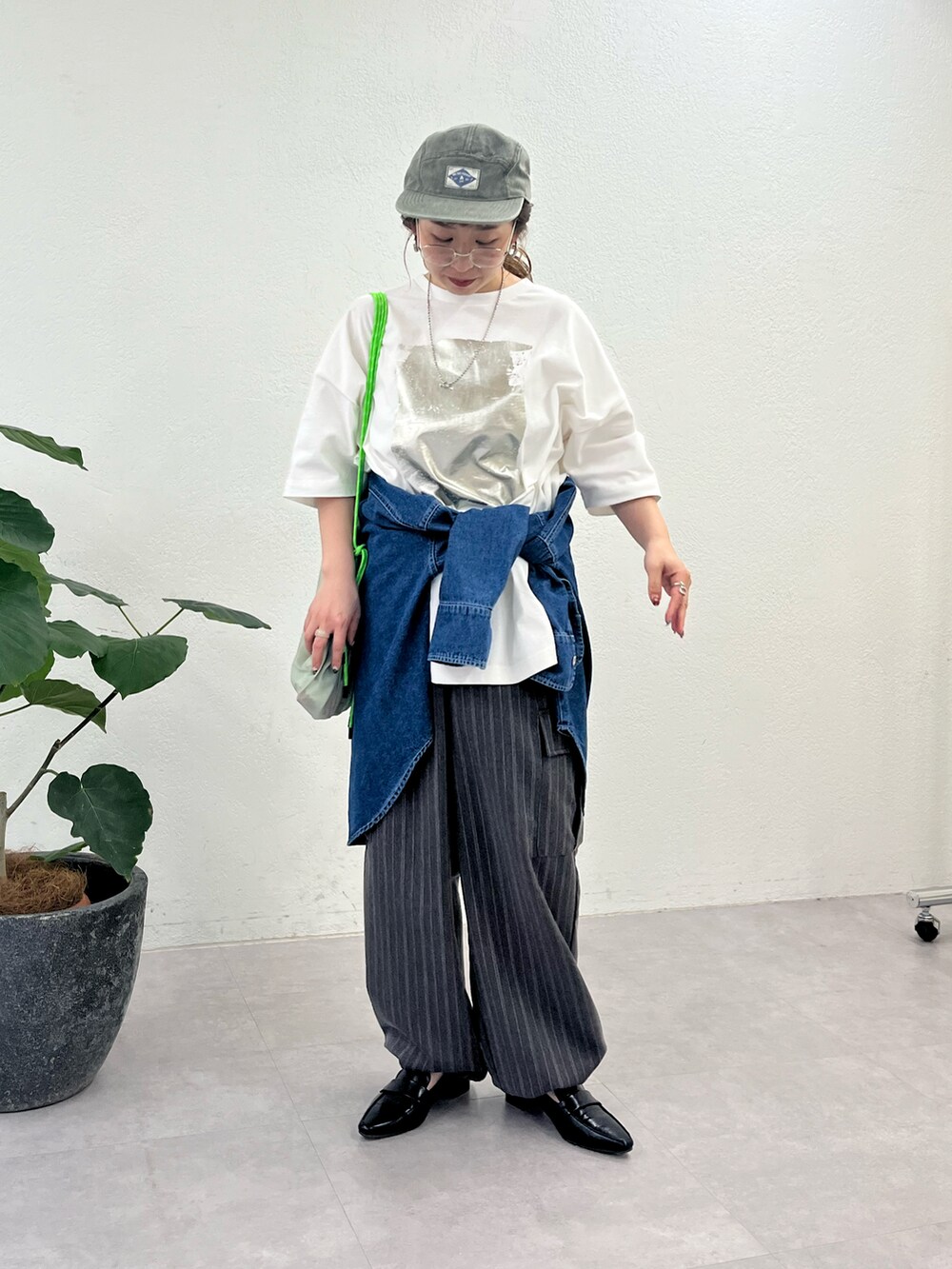 ホワイト系のTシャツ/カットソー、ブラック系のカーゴパンツを着用したレディースの春コーディネートの4枚目の写真