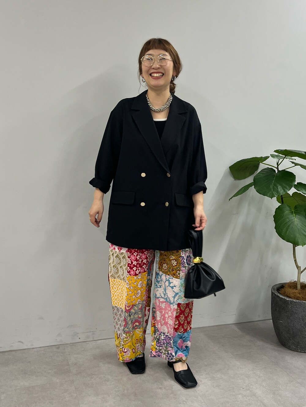ブラック系のテーラードジャケットを着用したレディースの春コーディネートの4枚目の写真
