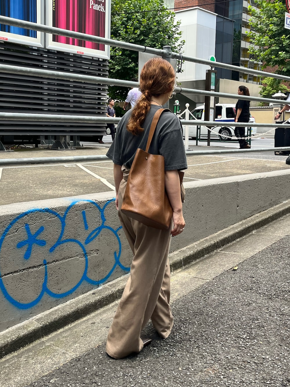 グレー系のTシャツ/カットソー、ベージュ系のワンピース、イエロー系のショルダーバッグを着用したレディースの夏コーディネートの3枚目の写真