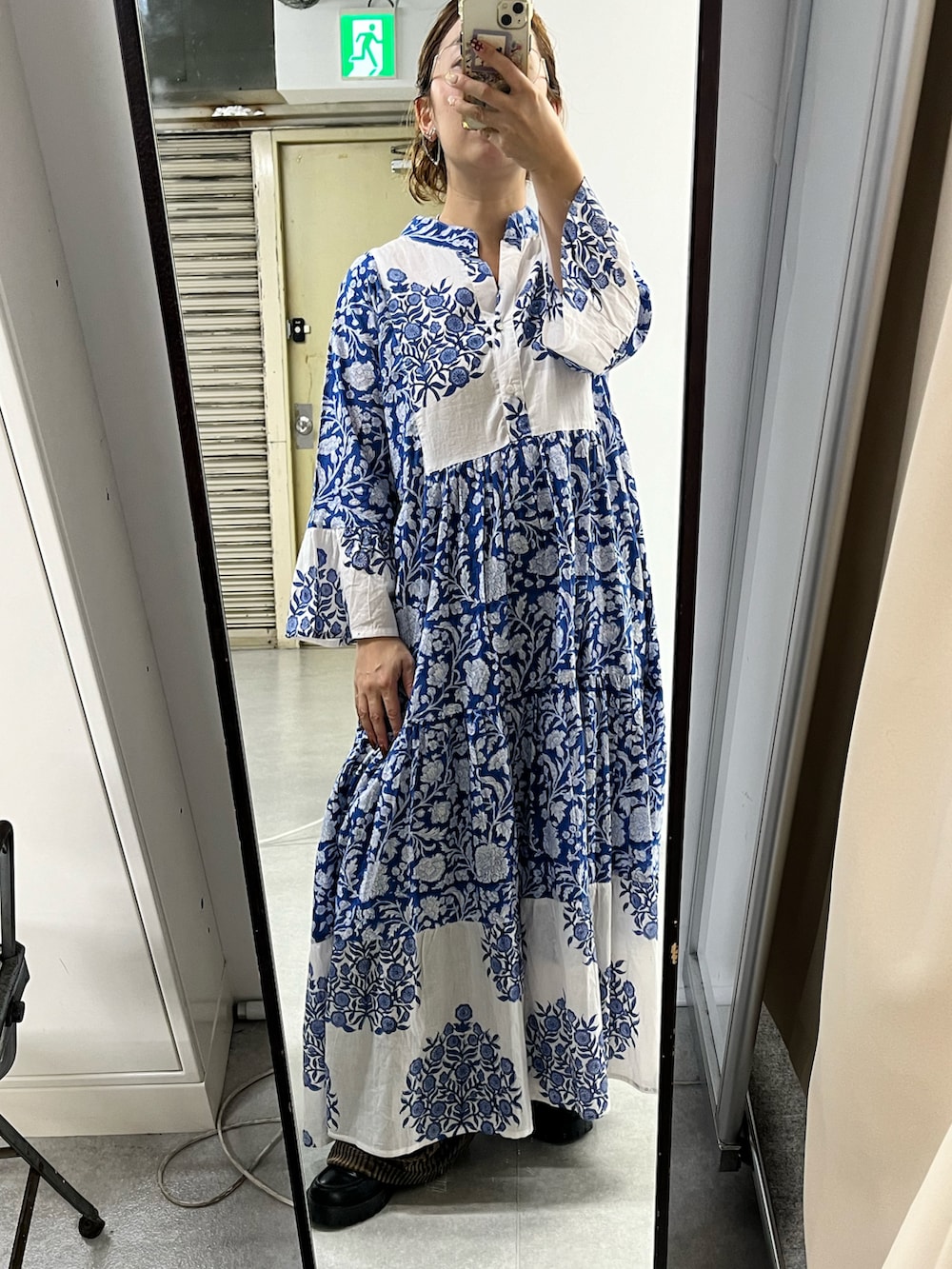 ブラック系のワンピース、ブラウン系のライダースジャケットを着用したレディースの冬コーディネートの3枚目の写真