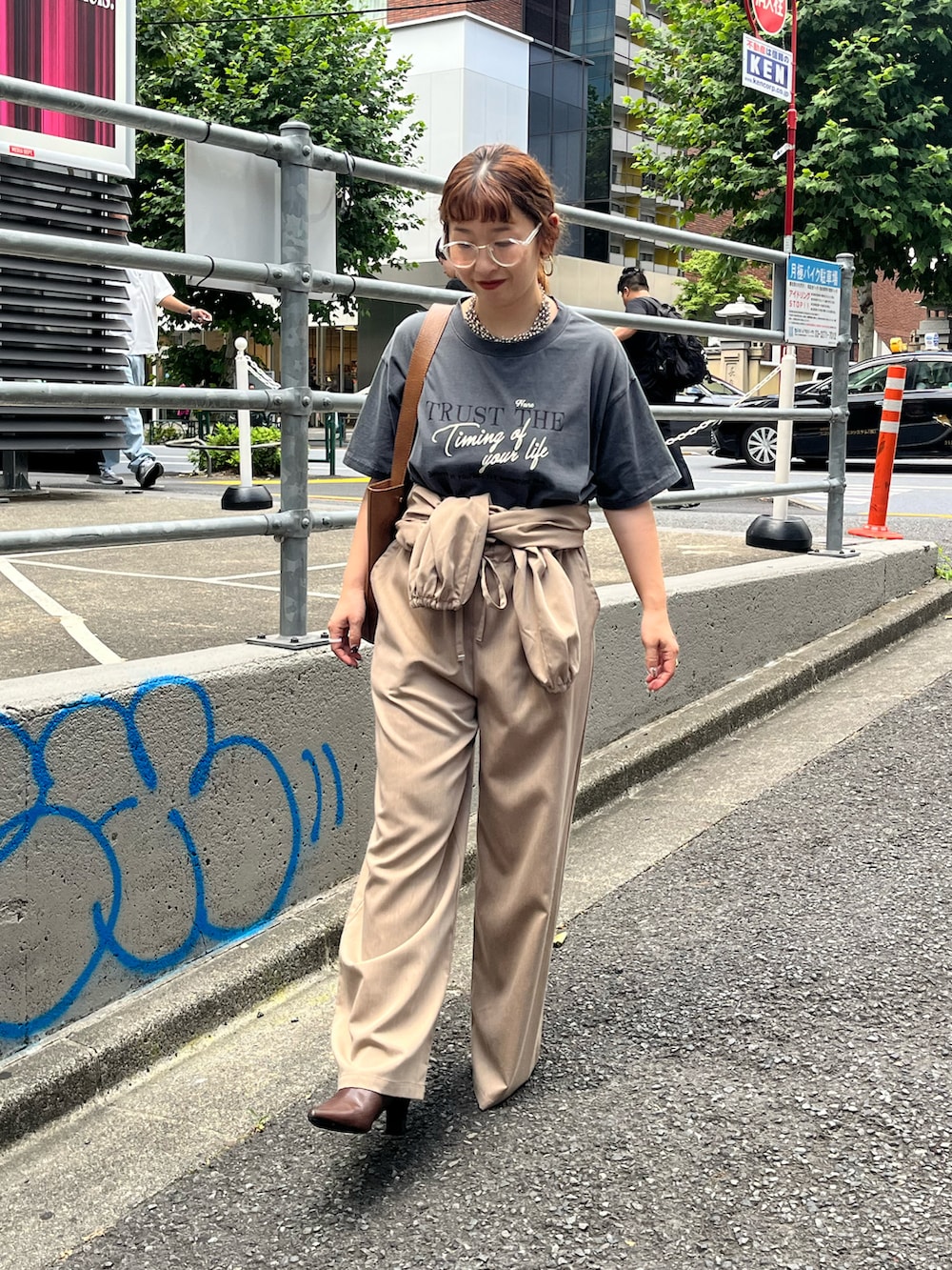 グレー系のTシャツ/カットソー、ベージュ系のワンピース、イエロー系のショルダーバッグを着用したレディースの夏コーディネートの4枚目の写真