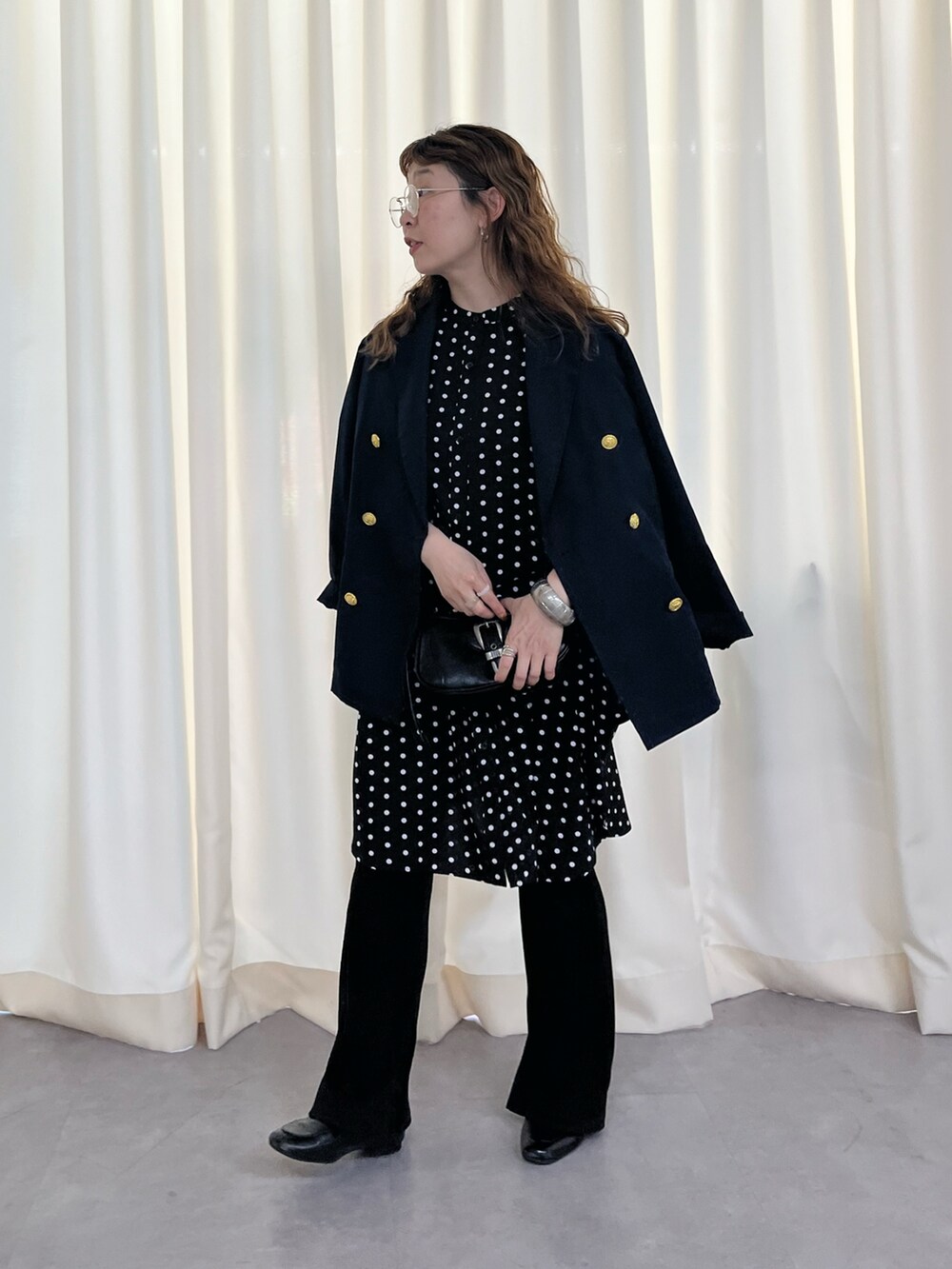 その他のシャツ/ブラウス、ブラック系のその他パンツを着用したレディースの春コーディネートの5枚目の写真