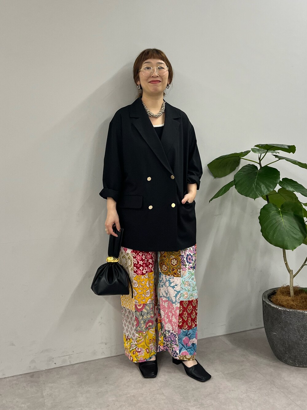 ブラック系のテーラードジャケットを着用したレディースの春コーディネートの2枚目の写真