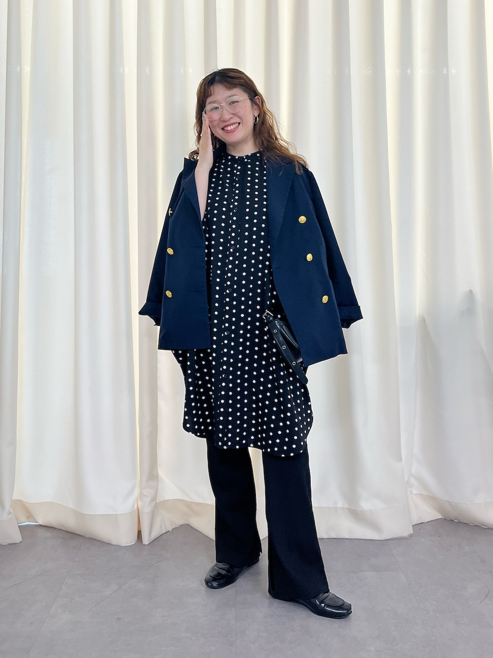 その他のシャツ/ブラウス、ブラック系のその他パンツを着用したレディースの春コーディネートの2枚目の写真