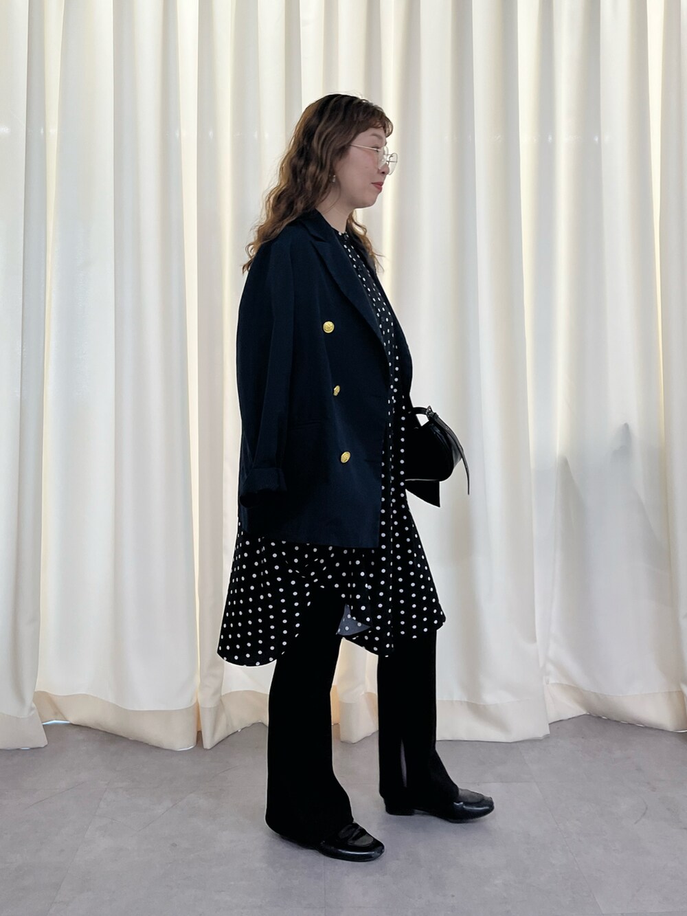 その他のシャツ/ブラウス、ブラック系のその他パンツを着用したレディースの春コーディネートの4枚目の写真