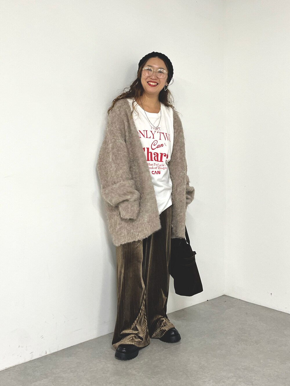 ブラウン系のパンツ、ベージュ系のカーディガン/ボレロを着用したレディースの秋コーディネートの5枚目の写真