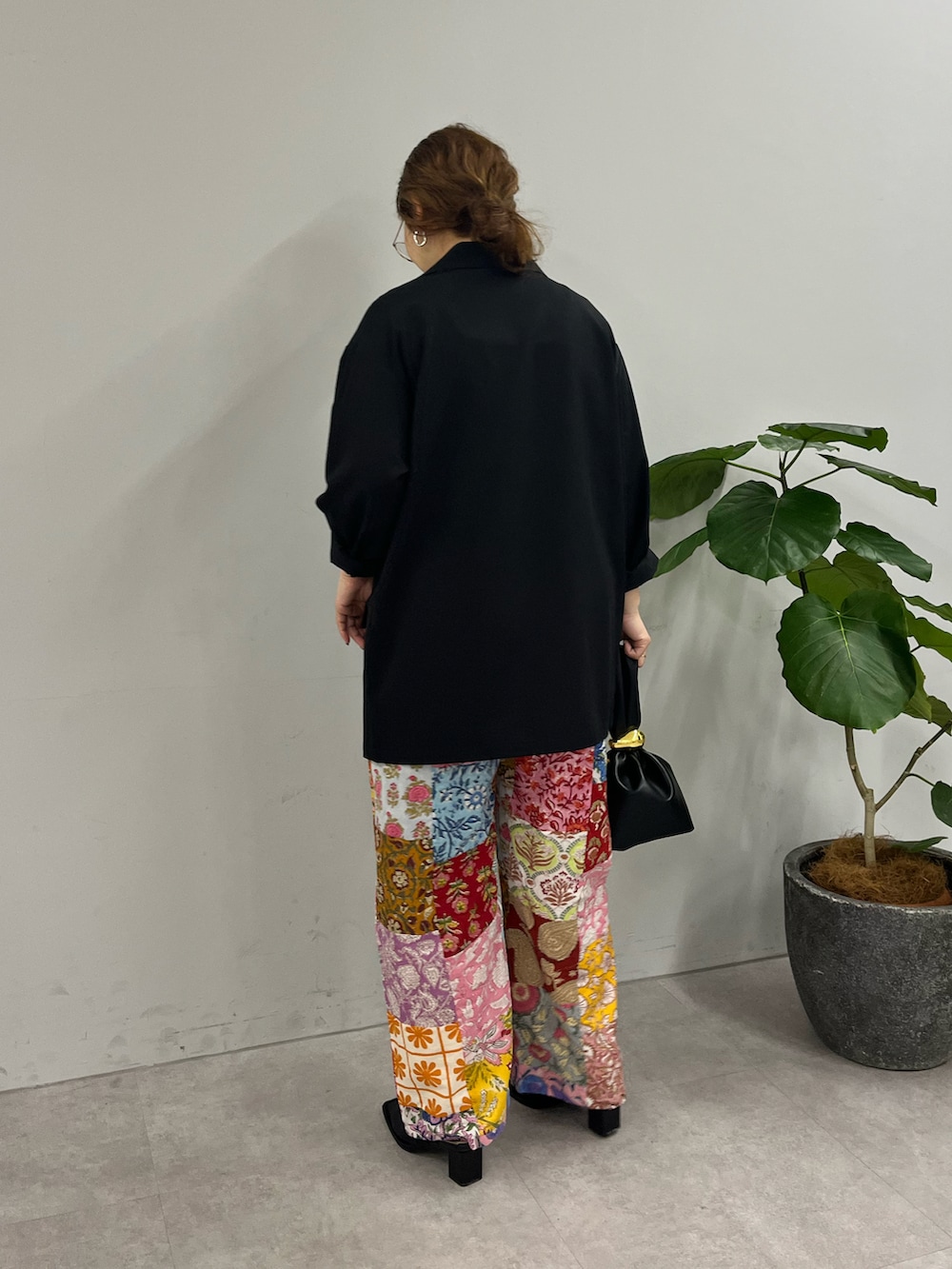 ブラック系のテーラードジャケットを着用したレディースの春コーディネートの5枚目の写真