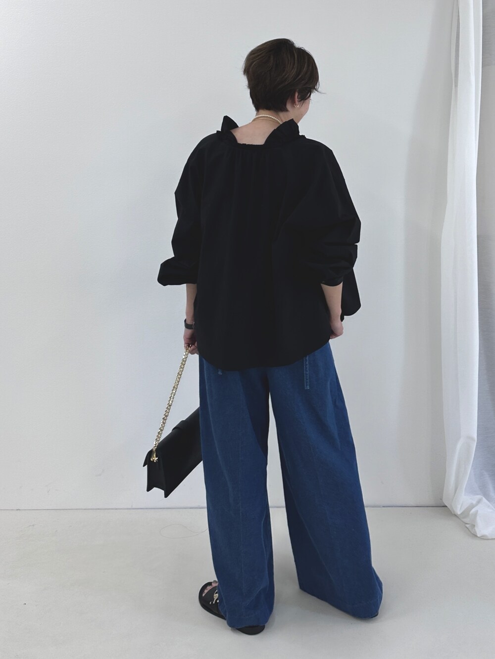 「秋コーデ、オールインワン、ブラック、デニム、フリル、フリルブラウス、ショートヘア」｜「Rie Millerの【RM denim】デニムオールインワン（つなぎ/オールインワン、ブルー系）」を使った、nol SUGAさん（レディース・158cm）の秋コーディネートの3枚目の写真