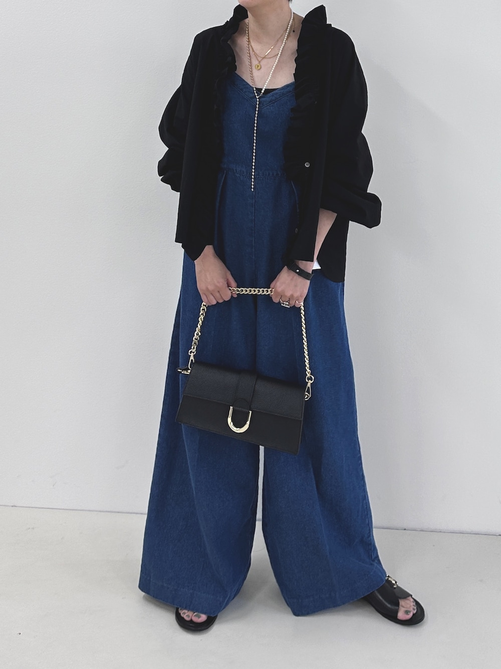 「秋コーデ、オールインワン、ブラック、デニム、フリル、フリルブラウス、ショートヘア」｜「Rie Millerの【RM denim】デニムオールインワン（つなぎ/オールインワン、ブルー系）」を使った、nol SUGAさん（レディース・158cm）の秋コーディネートの2枚目の写真
