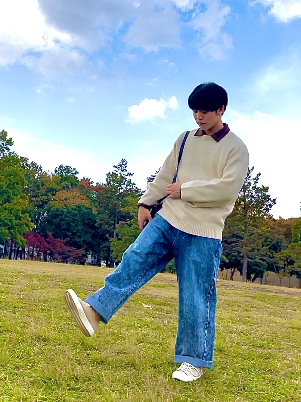 ブルー系のデニムパンツ、ブラック系のショルダーバッグ、ブラウン系のシャツ/ブラウスを着用したメンズの秋コーディネートの2枚目の写真