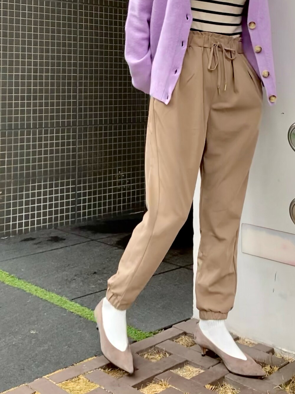 「オトナカジュアル、ジョガーパンツ、パンツコーデ、パープル、春色、ソックス×パンプス、ボーダー、きれいめカジュアル、骨格ナチュラル」｜「CLEARIMPRESSION のマットポリエステルジョガーパンツ（その他パンツ、ブラウン系）」を使った、ミドリ🐎🐎🐎さん（レディース・160cm）の冬コーディネートの2枚目の写真
