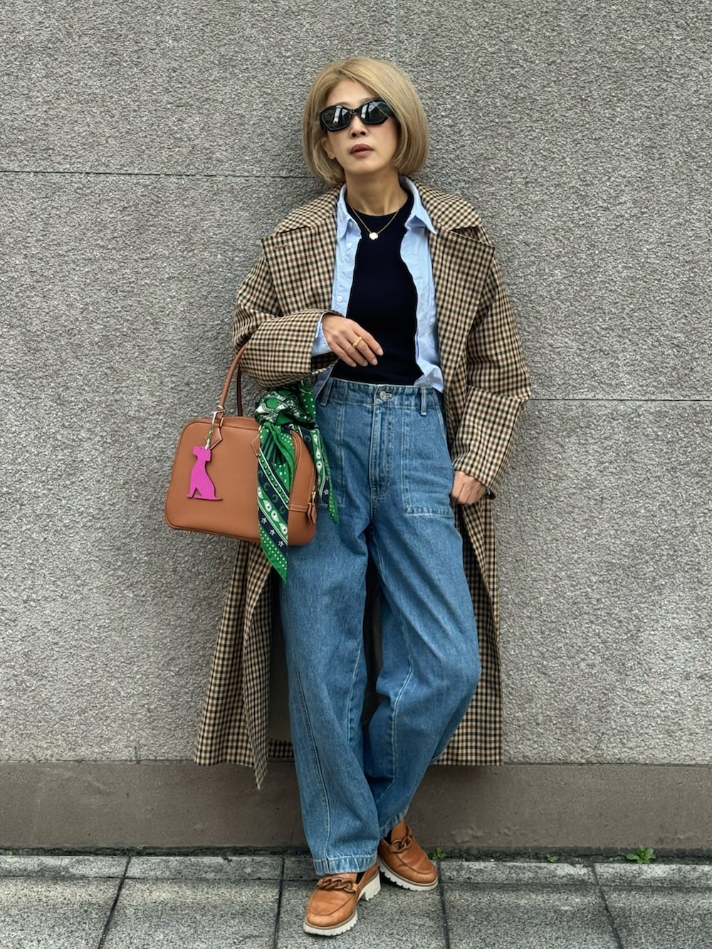 ブラウン系のジャケット/アウター、ブルー系のデニムパンツ、ブラウン系のバッグを着用したレディースの秋コーディネートの3枚目の写真