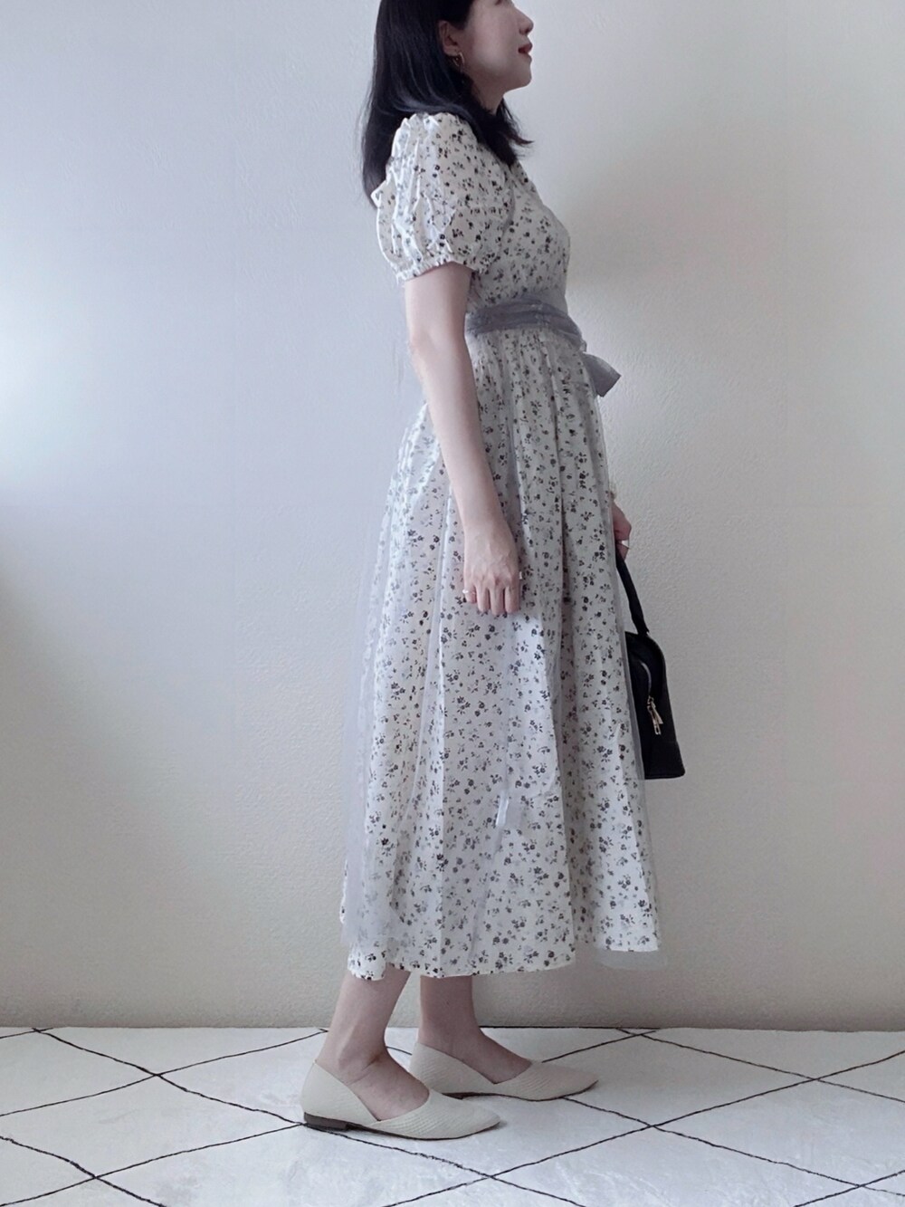 グレー系のワンピース、ホワイト系のワンピース/ドレス、ブラック系のトートバッグを着用したレディースの夏コーディネートの2枚目の写真