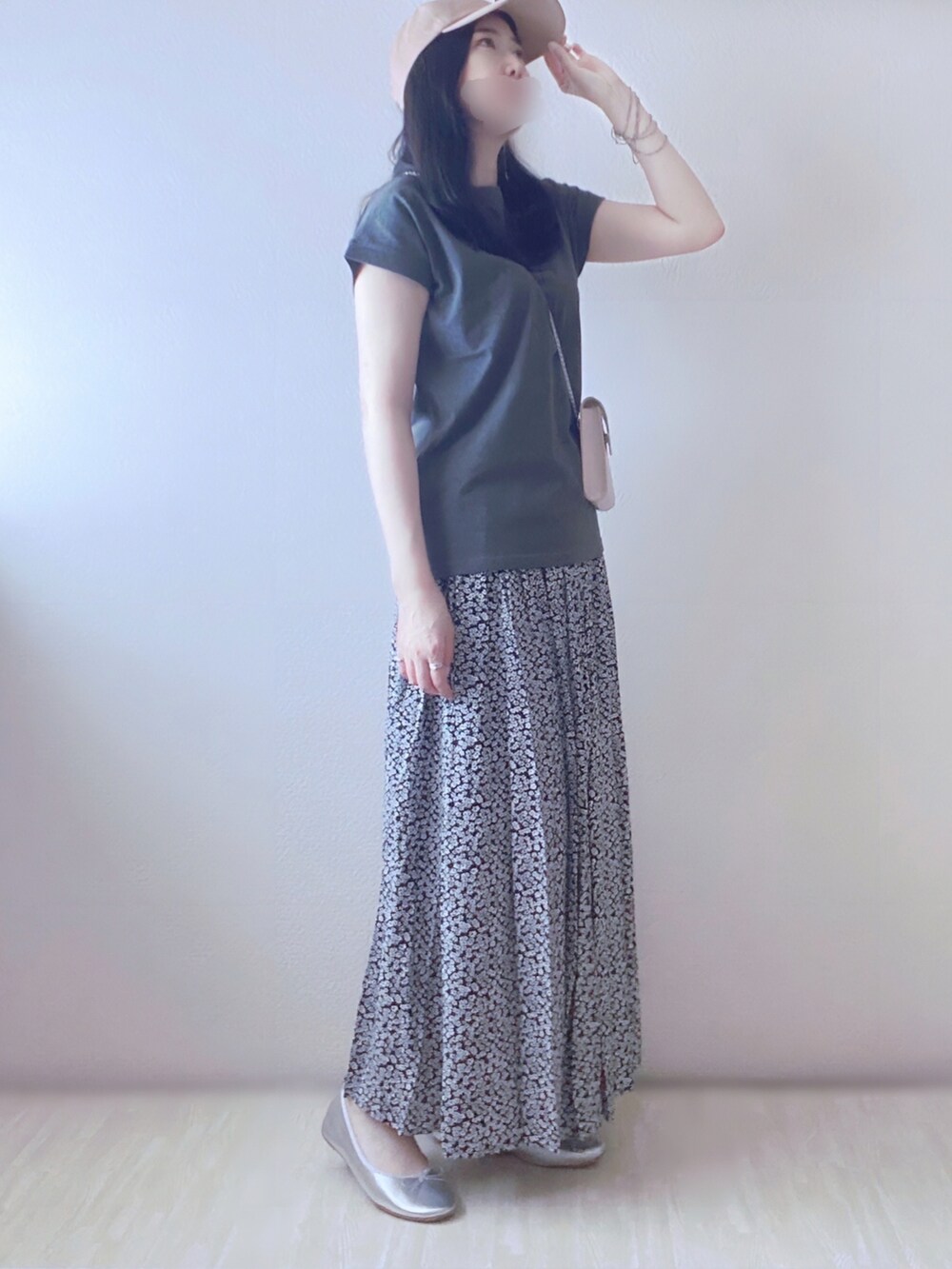 グレー系のTシャツ/カットソー、ブルー系のスカート、ホワイト系のバッグを着用したレディースの夏コーディネートの2枚目の写真