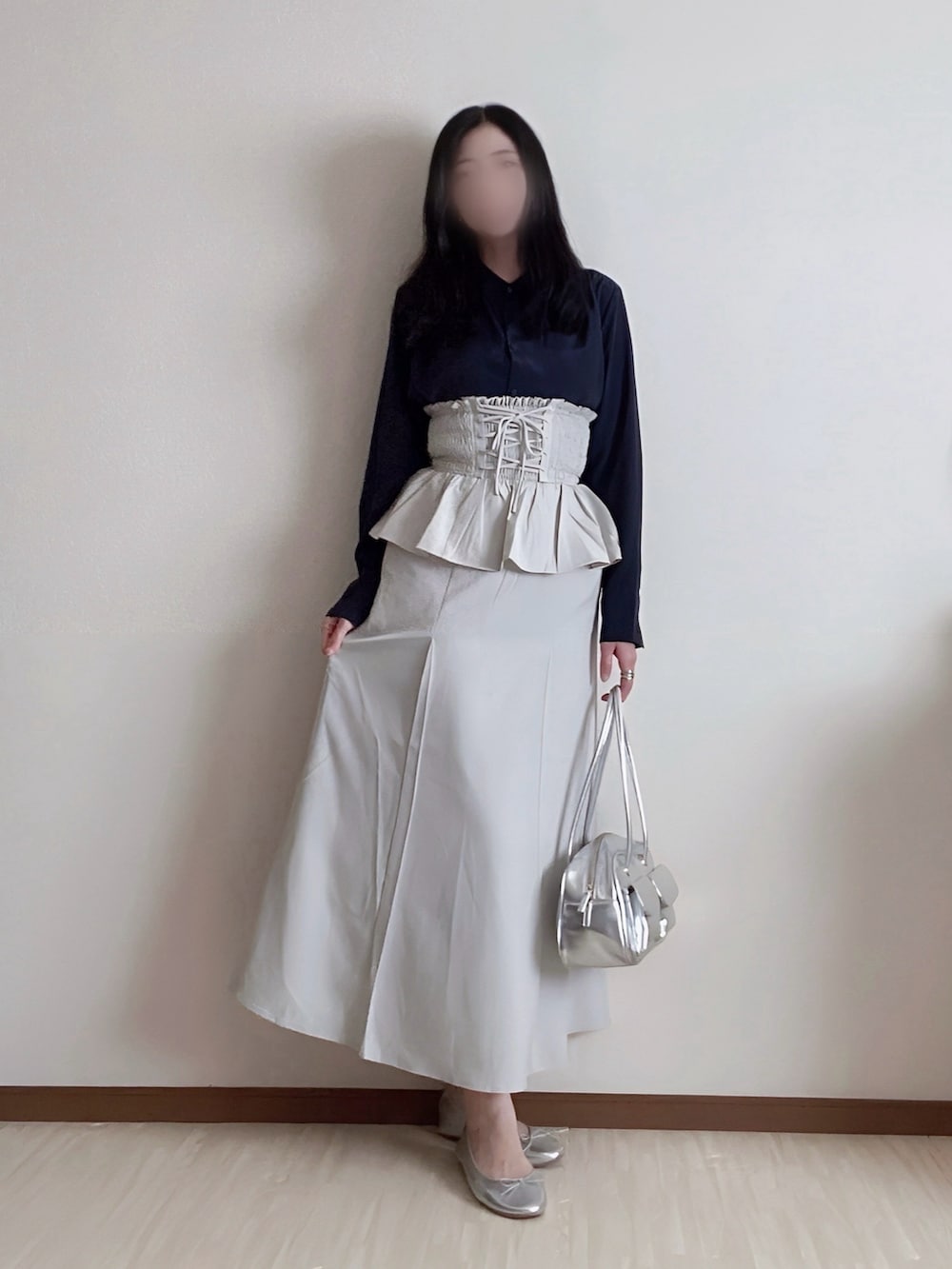 ホワイト系のスカート、シルバー系のバレエシューズ、シルバー系のボストンバッグを着用したレディースの夏コーディネートの2枚目の写真