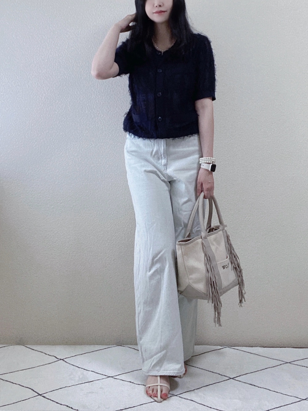 ブルー系のカーディガン/ボレロ、グレー系のトートバッグ、ホワイト系のサンダルを着用したレディースの夏コーディネートの2枚目の写真