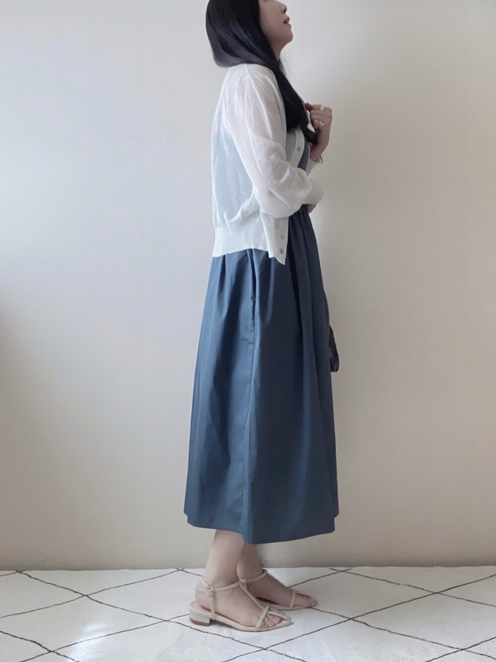 ホワイト系のカーディガン/ボレロ、ブルー系のワンピース/ドレス、ブルー系のショルダーバッグを着用したレディースの夏コーディネートの2枚目の写真