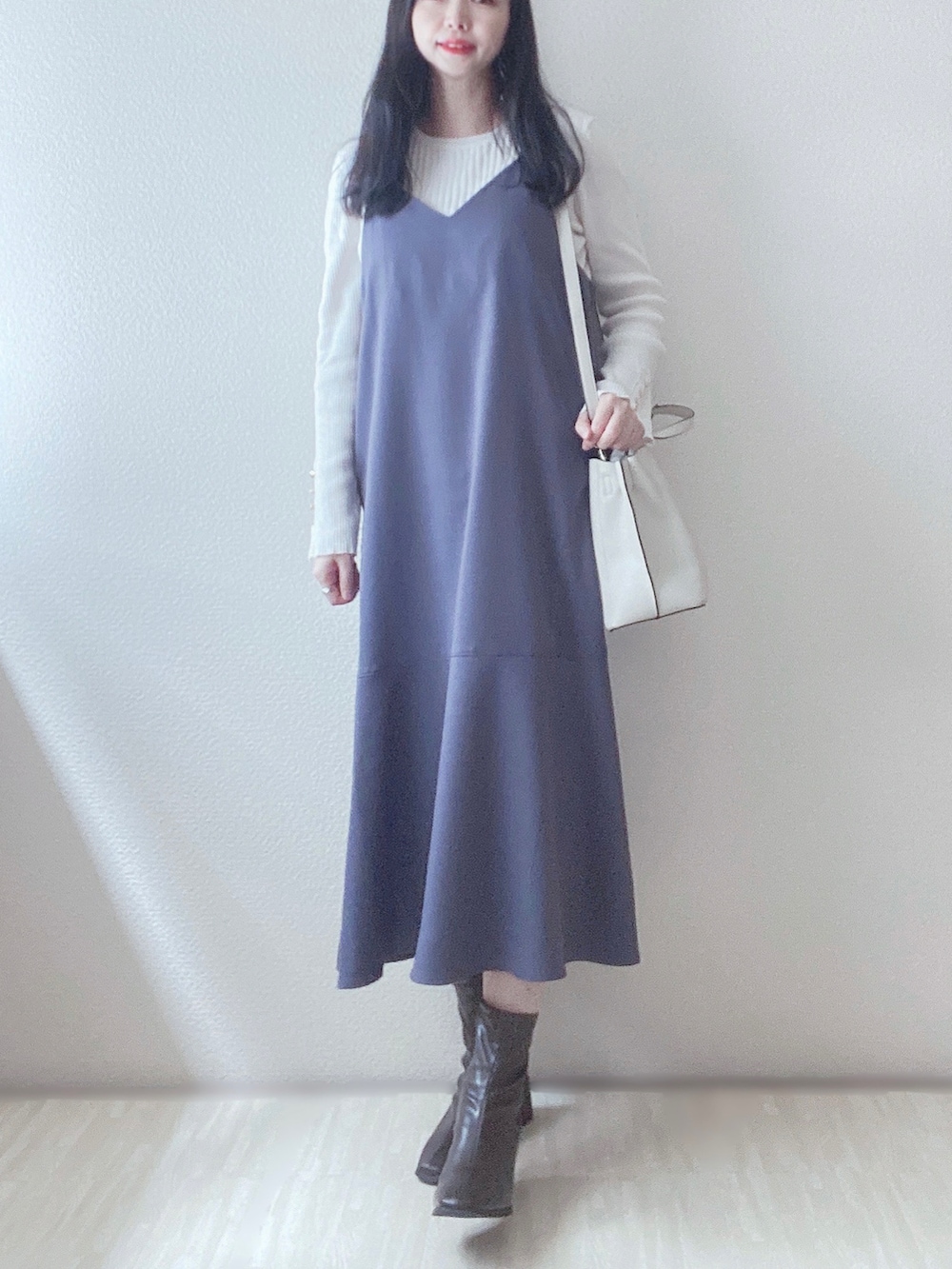 ホワイト系のニット/セーター、ブルー系のワンピース/ドレス、ブルー系のノーカラーコートを着用したレディースの冬コーディネートの2枚目の写真