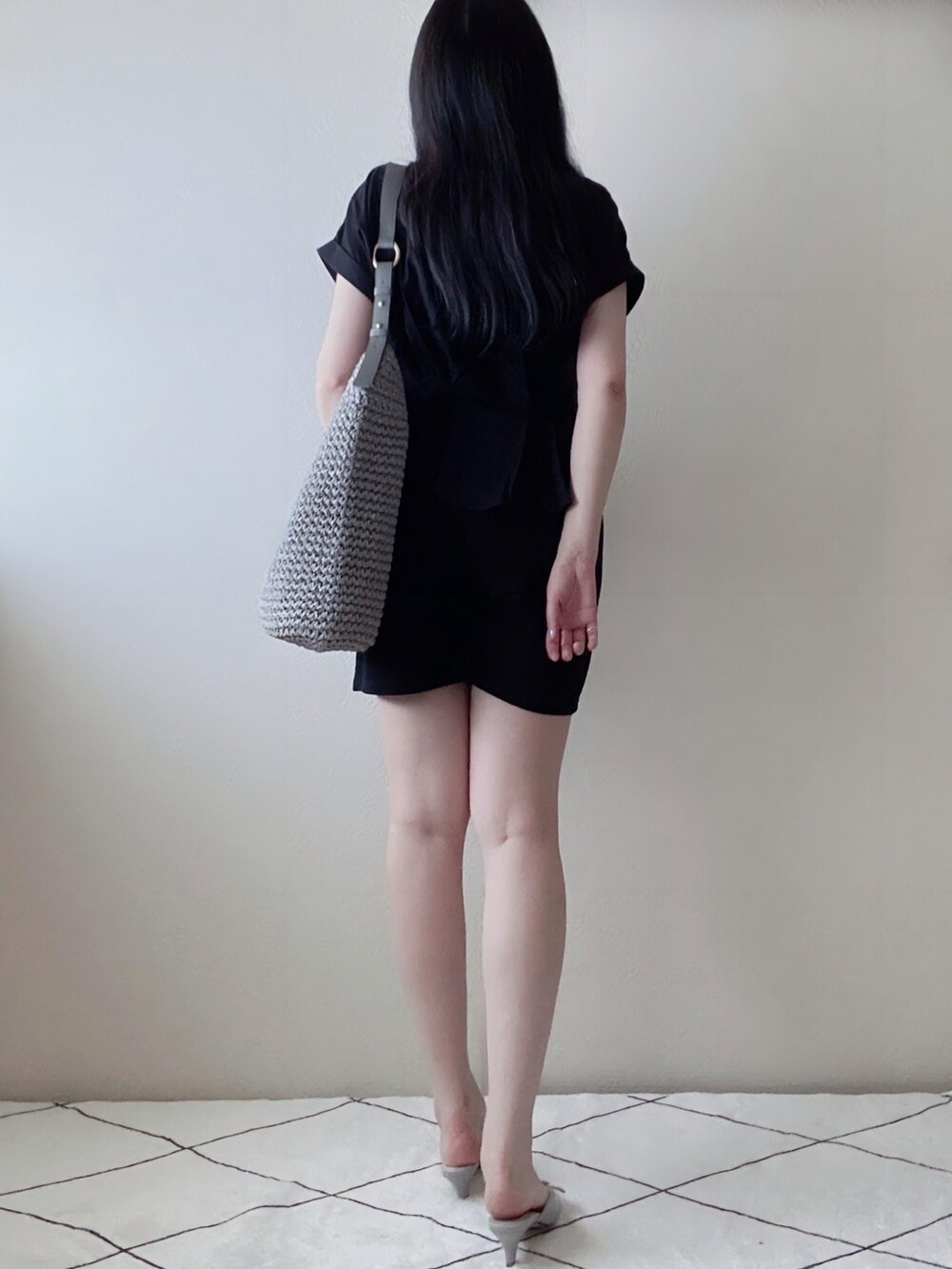 ブラック系のシャツ/ブラウス、ブラック系のパンツ、グレー系のトートバッグを着用したレディースの夏コーディネートの3枚目の写真