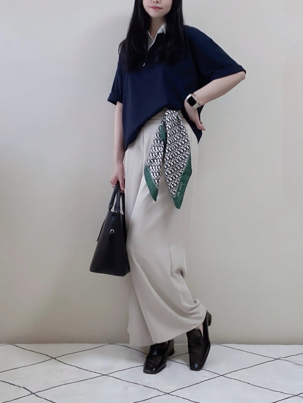 ブラック系のローファー、ブラック系のトートバッグ、ブルー系のトップスを着用したレディースの夏コーディネートの2枚目の写真