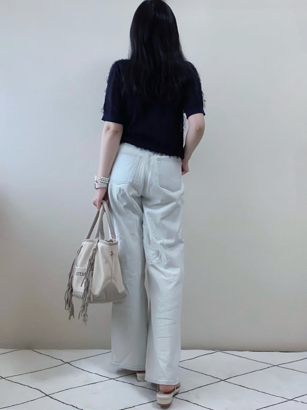 ブルー系のカーディガン/ボレロ、グレー系のトートバッグ、ホワイト系のサンダルを着用したレディースの夏コーディネートの3枚目の写真