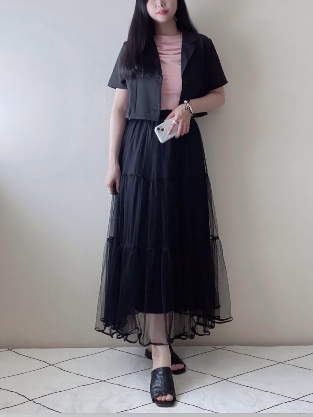 ピンク系のTシャツ/カットソー、ブラック系のセットアップ、ブラック系のスカートを着用したレディースの夏コーディネートの2枚目の写真