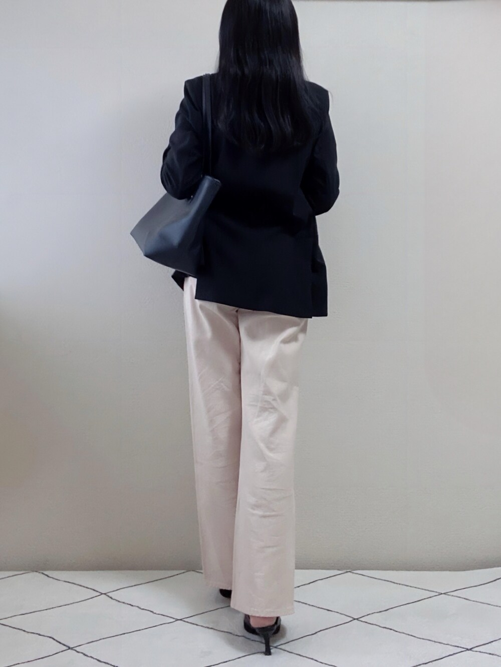 ブラック系のTシャツ/カットソー、ブラック系のジャケット/アウター、ピンク系のパンツを着用したレディースの春コーディネートの3枚目の写真