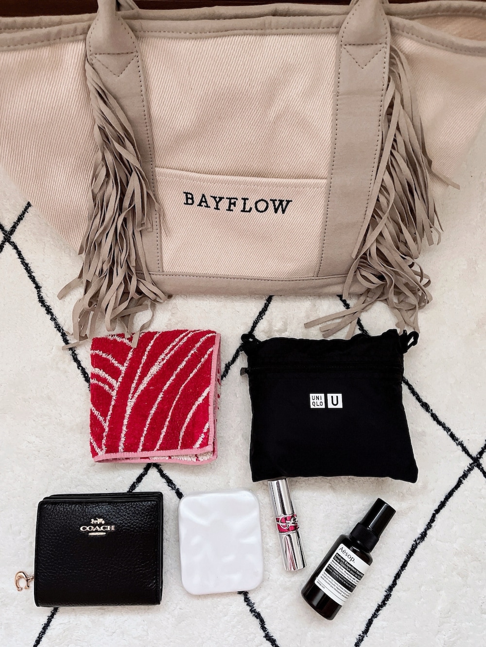 ブルー系のカーディガン/ボレロ、グレー系のトートバッグ、ホワイト系のサンダルを着用したレディースの夏コーディネートの4枚目の写真