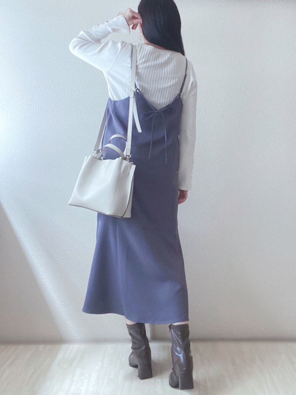 ホワイト系のニット/セーター、ブルー系のワンピース/ドレス、ブルー系のノーカラーコートを着用したレディースの冬コーディネートの3枚目の写真