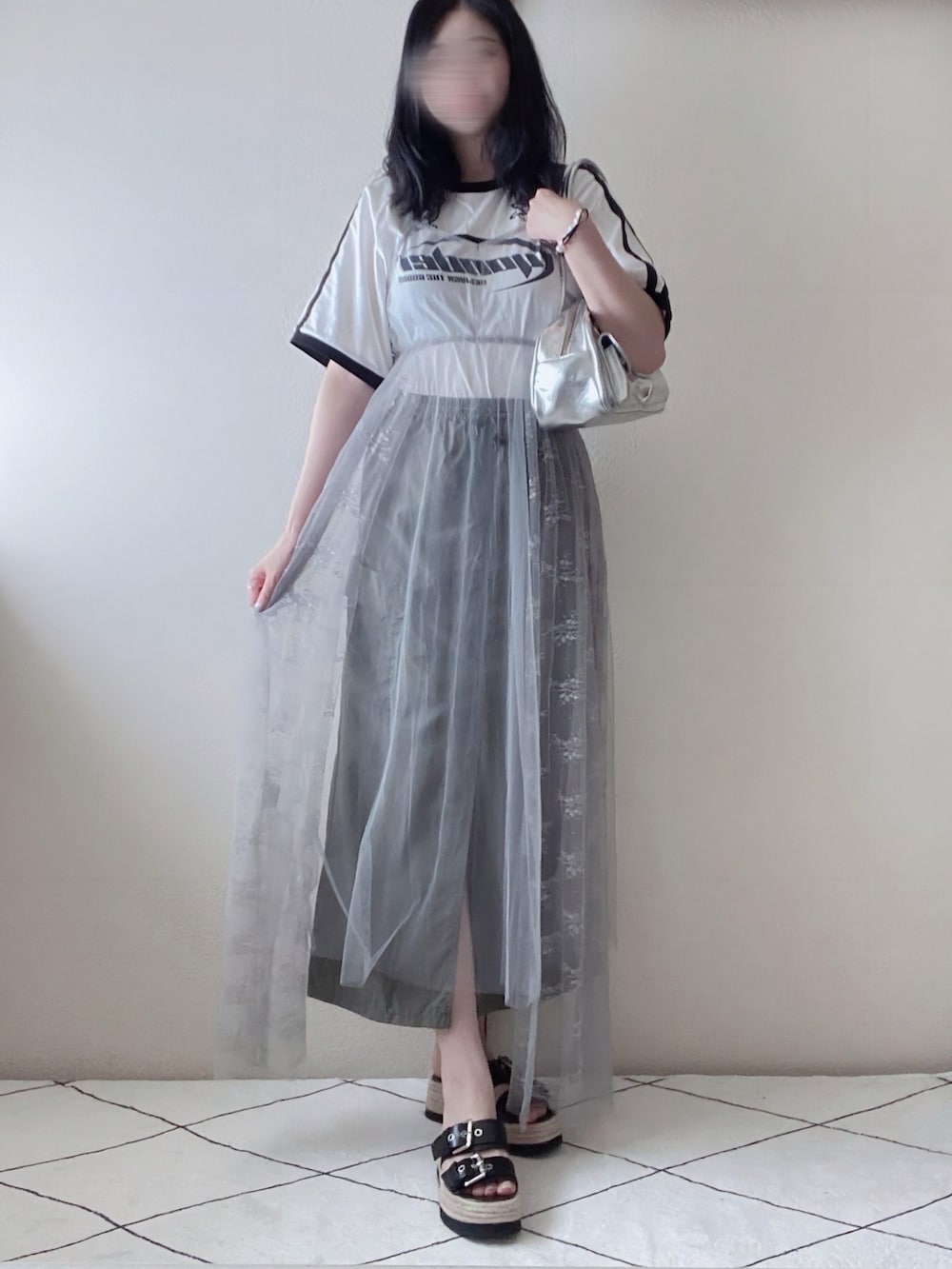 グレー系のワンピース、ホワイト系のTシャツ/カットソー、グリーン系のスカートを着用したレディースの夏コーディネートの2枚目の写真