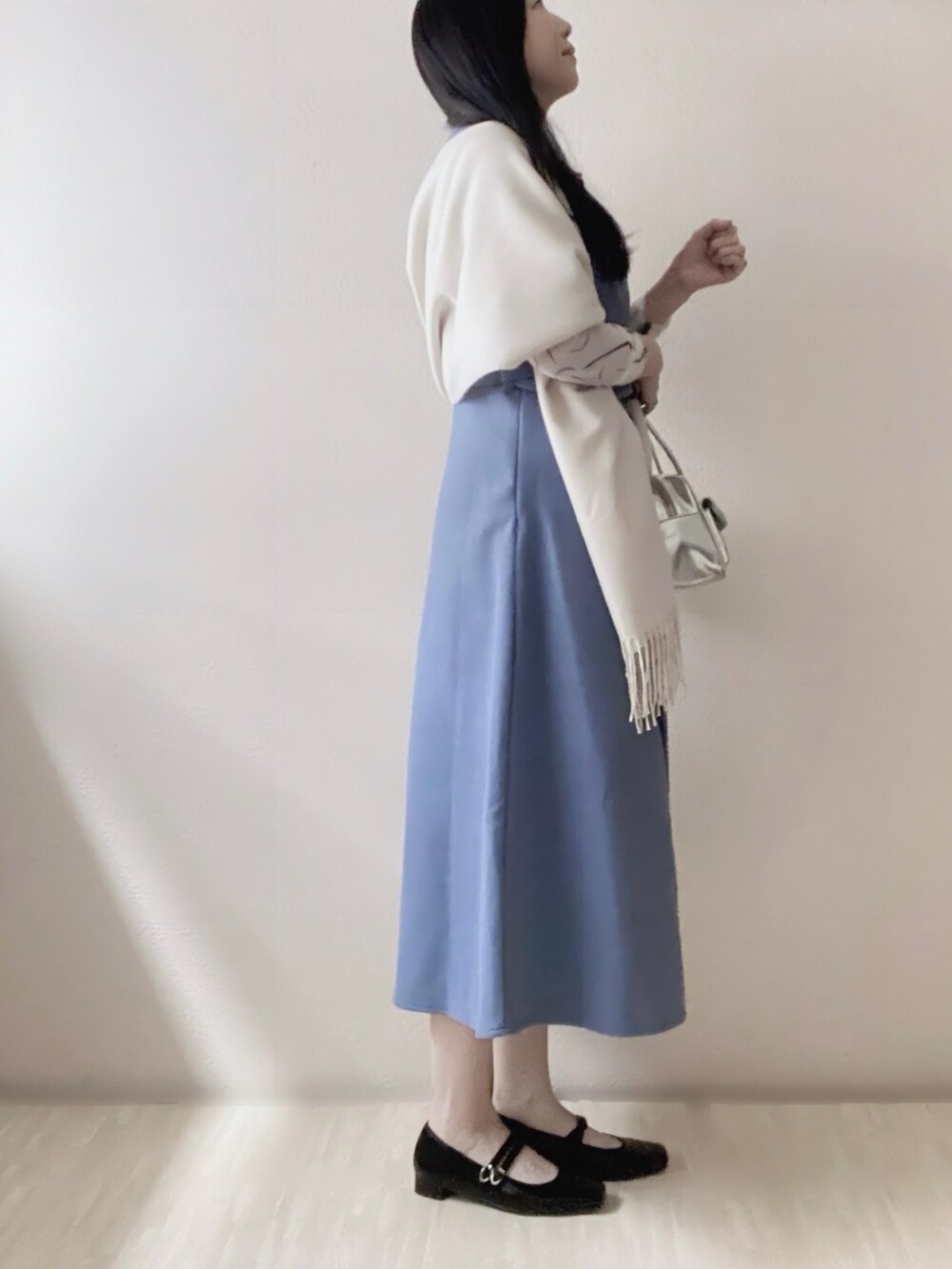 ブルー系のジャンパースカート、ホワイト系のTシャツ/カットソー、ブルー系のジャケット/アウターを着用したレディースの秋コーディネートの2枚目の写真