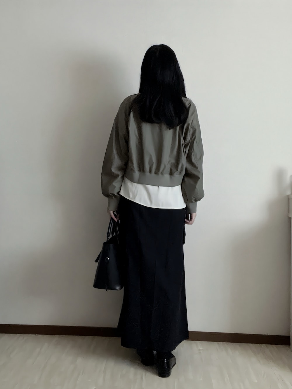 ブラック系のトートバッグ、グリーン系のMA-1、ホワイト系のシャツ/ブラウスを着用したレディースの春コーディネートの2枚目の写真