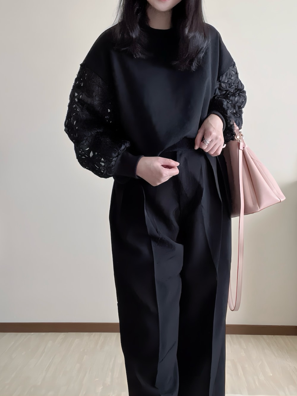 ブラック系のTシャツ/カットソー、ブラック系のその他パンツ、ピンク系のショルダーバッグを着用したレディースの春コーディネートの2枚目の写真